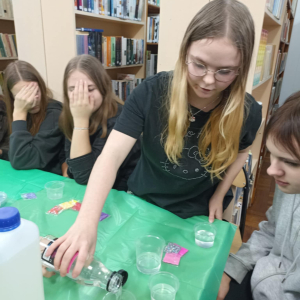 Kreatytwne warsztaty slime w bibliotece szkolnej 