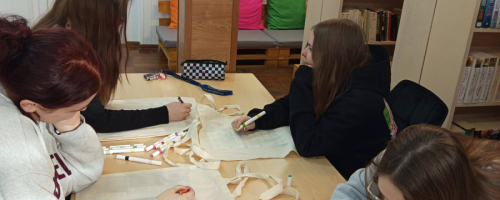 Świąteczne eko torby-warsztaty w bibliotece szkolnej